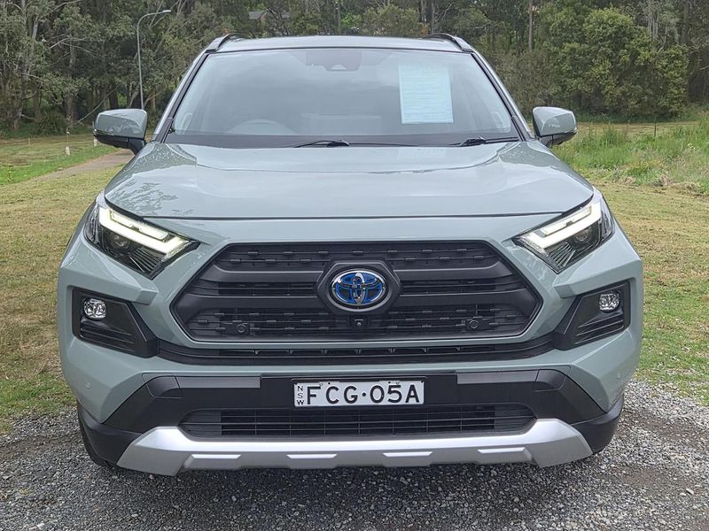 2023 Toyota RAV4 Edge Auto eFour Photo 2